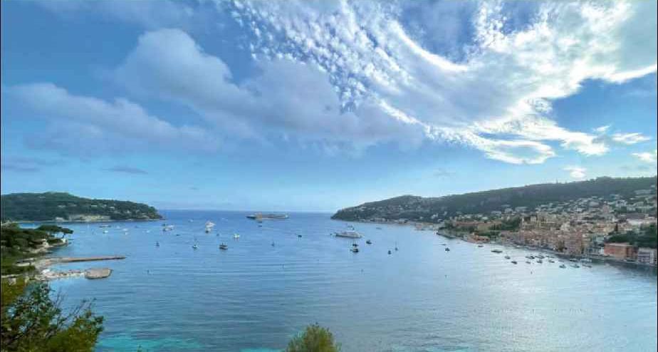 Bucht an der Côte d’Azur mit Blick auf die Küste
