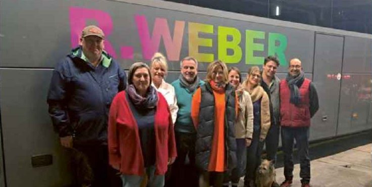 Gruppe von Menschen vor einem Reisebus mit dem Schriftzug R. WEBER